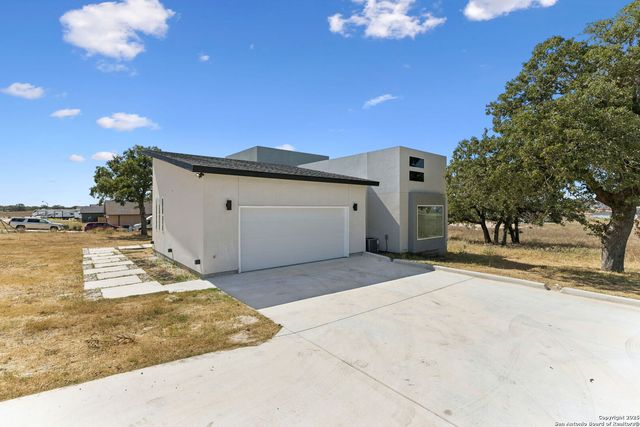 147 Las Palomas, La Vernia, TX 78121