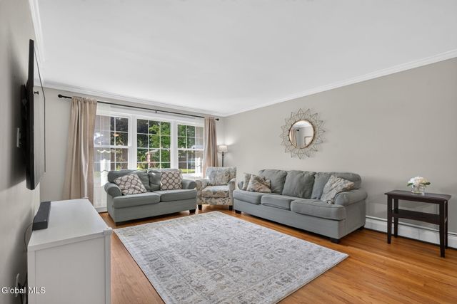 19 Gingerbread Lane, Albany, NY 12208