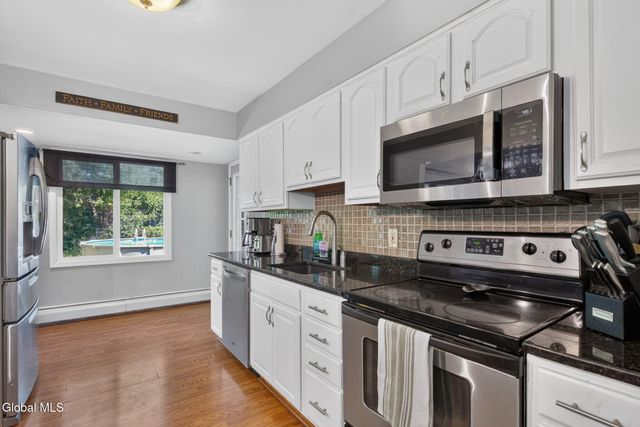 19 Gingerbread Lane, Albany, NY 12208