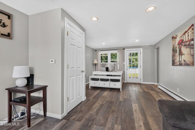 19 Gingerbread Lane, Albany, NY 12208