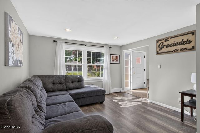 19 Gingerbread Lane, Albany, NY 12208