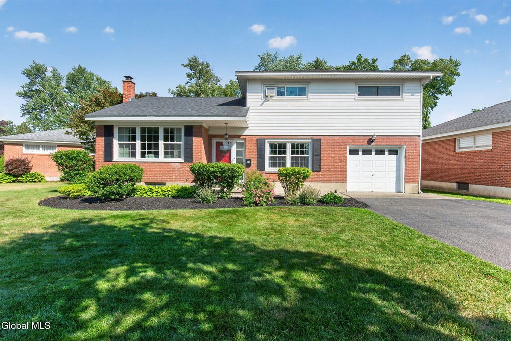 19 Gingerbread Lane, Albany, NY 12208