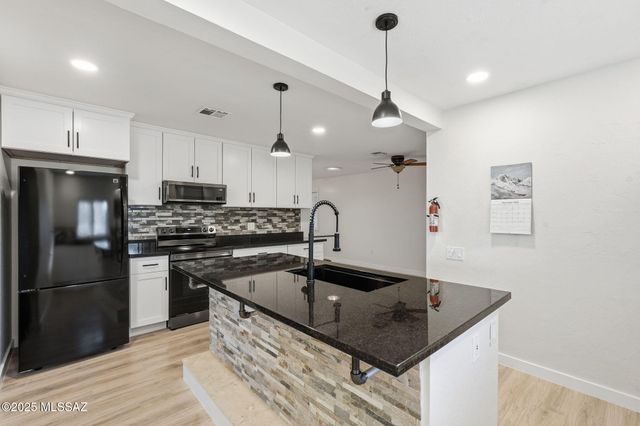 1141 N Paseo Del Cervato, Green Valley, AZ 85614