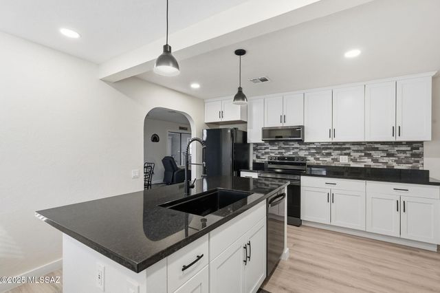 1141 N Paseo Del Cervato, Green Valley, AZ 85614