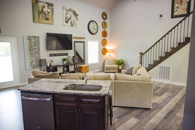 5761 Lexie Beans Creek Rd, Belvidere, TN 37306