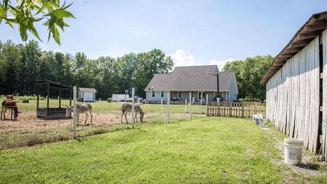 5761 Lexie Beans Creek Rd, Belvidere, TN 37306