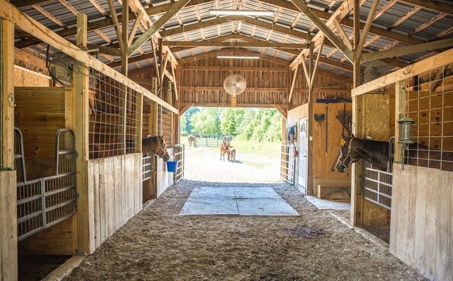 5761 Lexie Beans Creek Rd, Belvidere, TN 37306