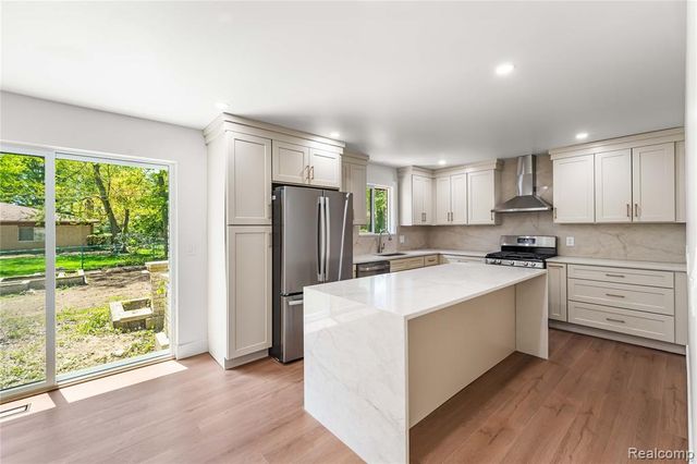6742 Canterbury Court, Shelby Twp, MI 48316