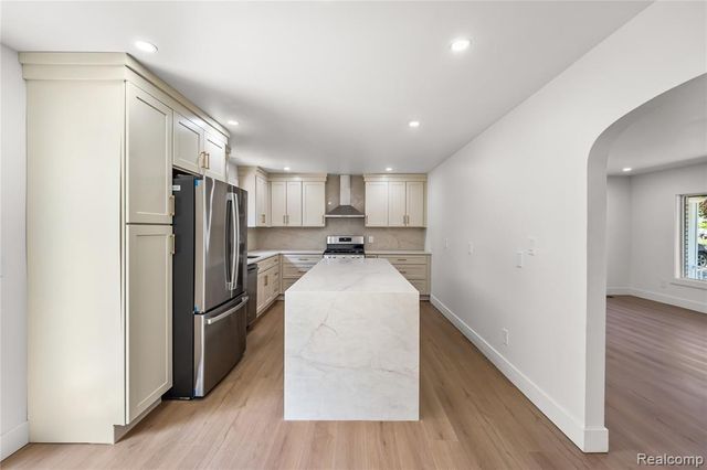 6742 Canterbury Court, Shelby Twp, MI 48316