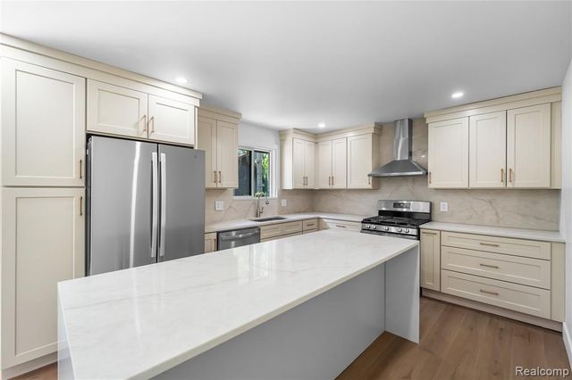6742 Canterbury Court, Shelby Twp, MI 48316