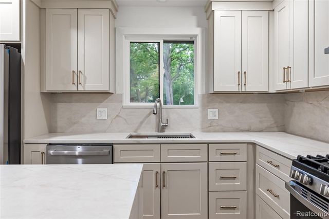 6742 Canterbury Court, Shelby Twp, MI 48316