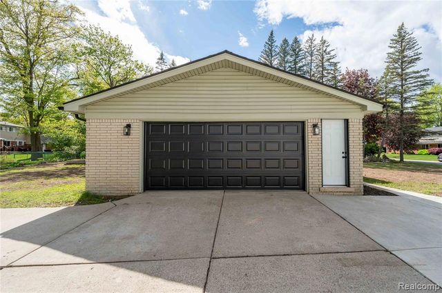 6742 Canterbury Court, Shelby Twp, MI 48316