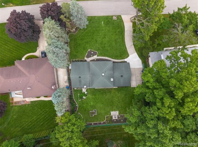 6742 Canterbury Court, Shelby Twp, MI 48316