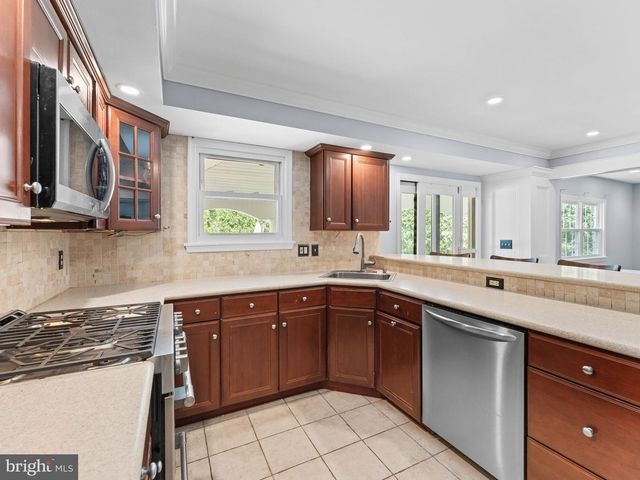 8 CHESTERFIELD RD, Sewell, NJ 08080