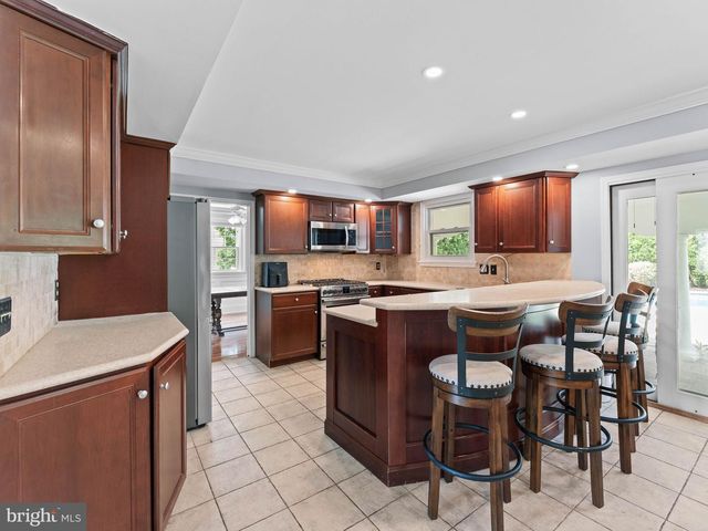 8 CHESTERFIELD RD, Sewell, NJ 08080