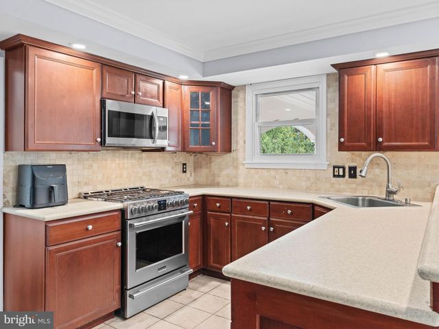 8 CHESTERFIELD RD, Sewell, NJ 08080