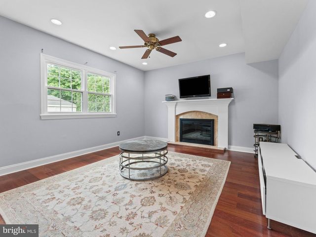 8 CHESTERFIELD RD, Sewell, NJ 08080