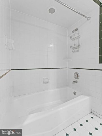 8 CHESTERFIELD RD, Sewell, NJ 08080