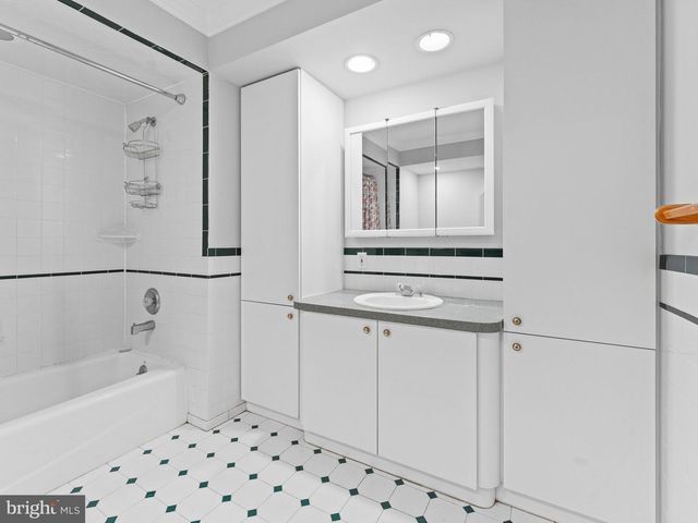 8 CHESTERFIELD RD, Sewell, NJ 08080