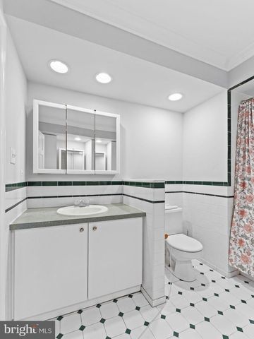 8 CHESTERFIELD RD, Sewell, NJ 08080