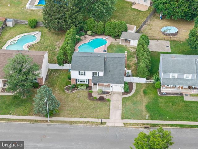 8 CHESTERFIELD RD, Sewell, NJ 08080