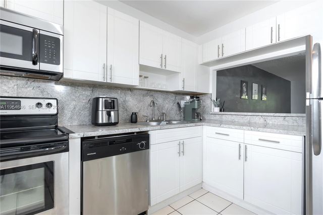 8885 Fontainebleau Blvd 205, Miami, FL 33172