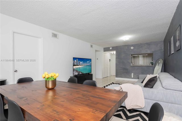 8885 Fontainebleau Blvd 205, Miami, FL 33172