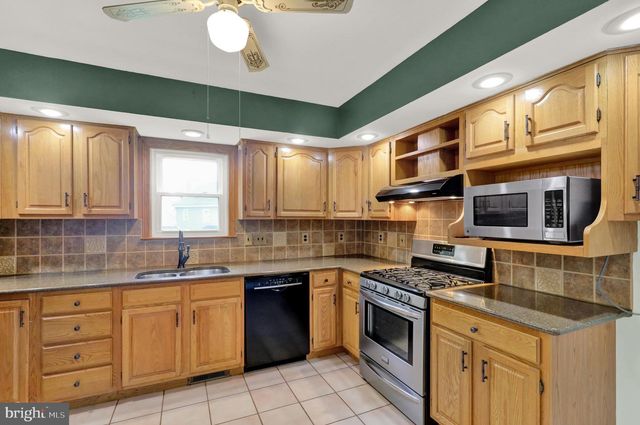 19 FOXCHASE LN, Lebanon, PA 17042