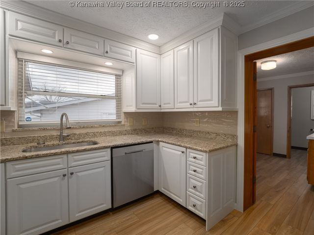 2915 Virginia Avenue, Hurricane, WV 25526