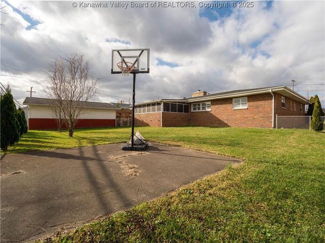 2915 Virginia Avenue, Hurricane, WV 25526