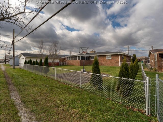 2915 Virginia Avenue, Hurricane, WV 25526