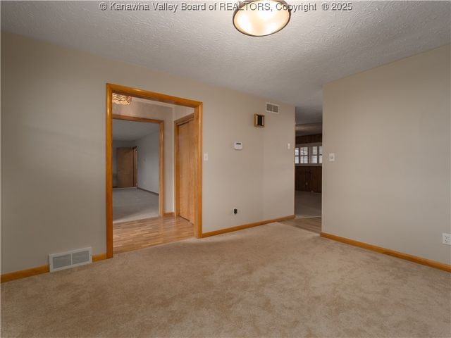 2915 Virginia Avenue, Hurricane, WV 25526