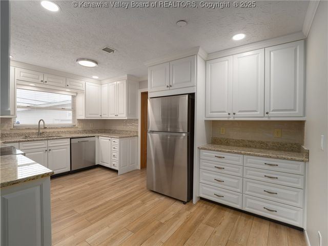 2915 Virginia Avenue, Hurricane, WV 25526