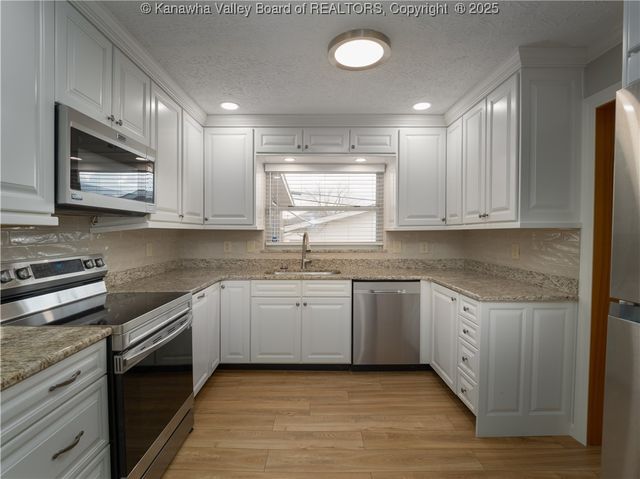 2915 Virginia Avenue, Hurricane, WV 25526