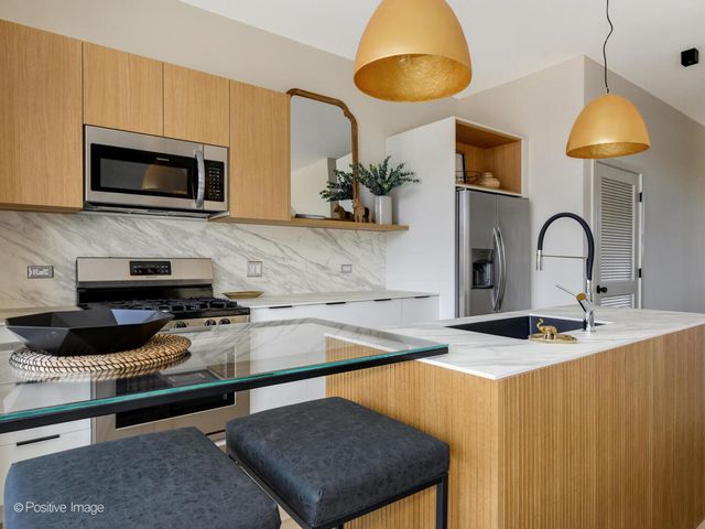 8308 CENTER Avenue 103, River Grove, IL 60171