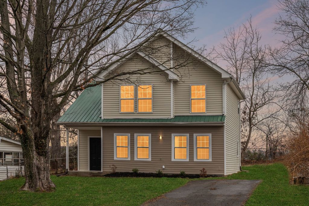 421 Shelby St, Clarksville, TN 37042