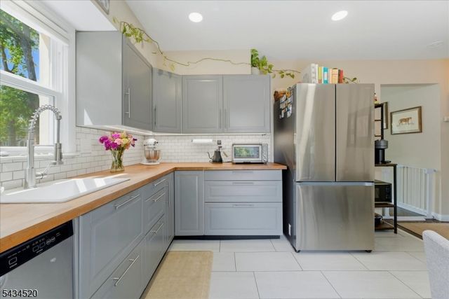 366 Maplewood Ave, Kenilworth Boro, NJ 07033
