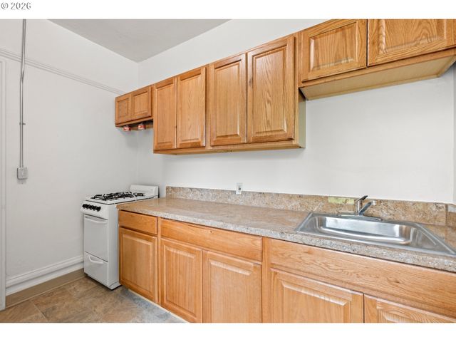 2735 Se CLINTON St, Portland, OR 97202