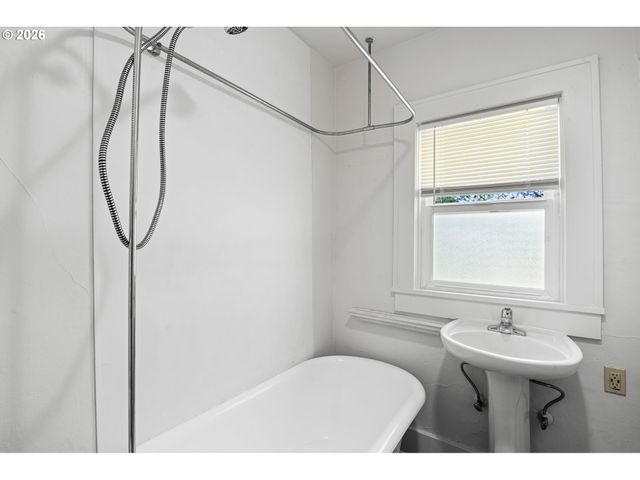 2735 Se CLINTON St, Portland, OR 97202