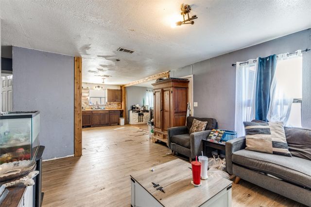 738 Tank LN, Kingsland, TX 78639