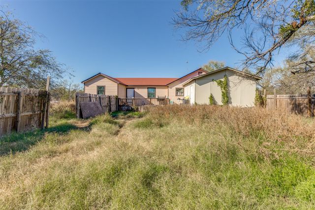 738 Tank LN, Kingsland, TX 78639