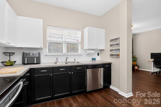 530 Doughton Lane, Charlotte, NC 28217