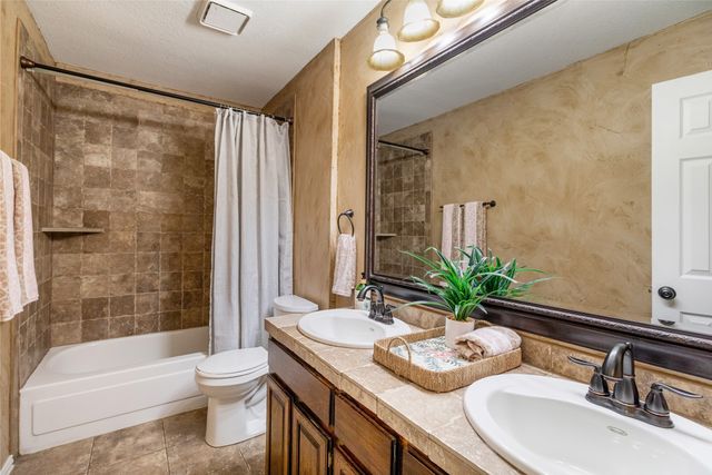2700 Valleywood Drive, Grapevine, TX 76051