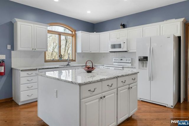 5 Noble Court, Washington Township, NJ 07853