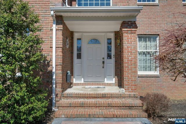 5 Noble Court, Washington Township, NJ 07853