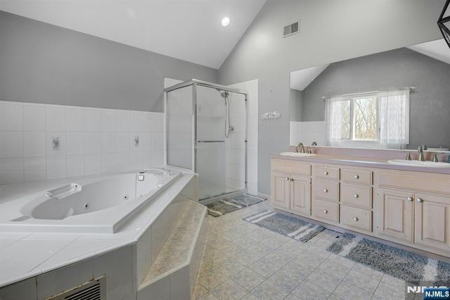 5 Noble Court, Washington Township, NJ 07853