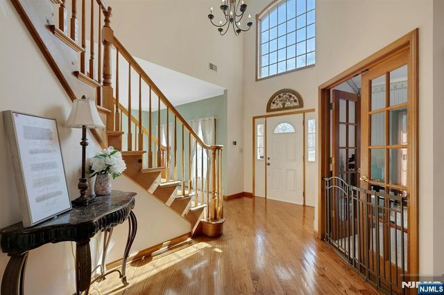 5 Noble Court, Washington Township, NJ 07853