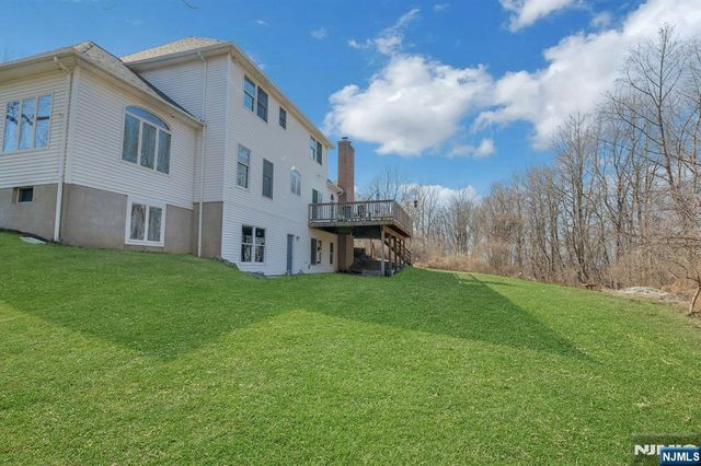 5 Noble Court, Washington Township, NJ 07853