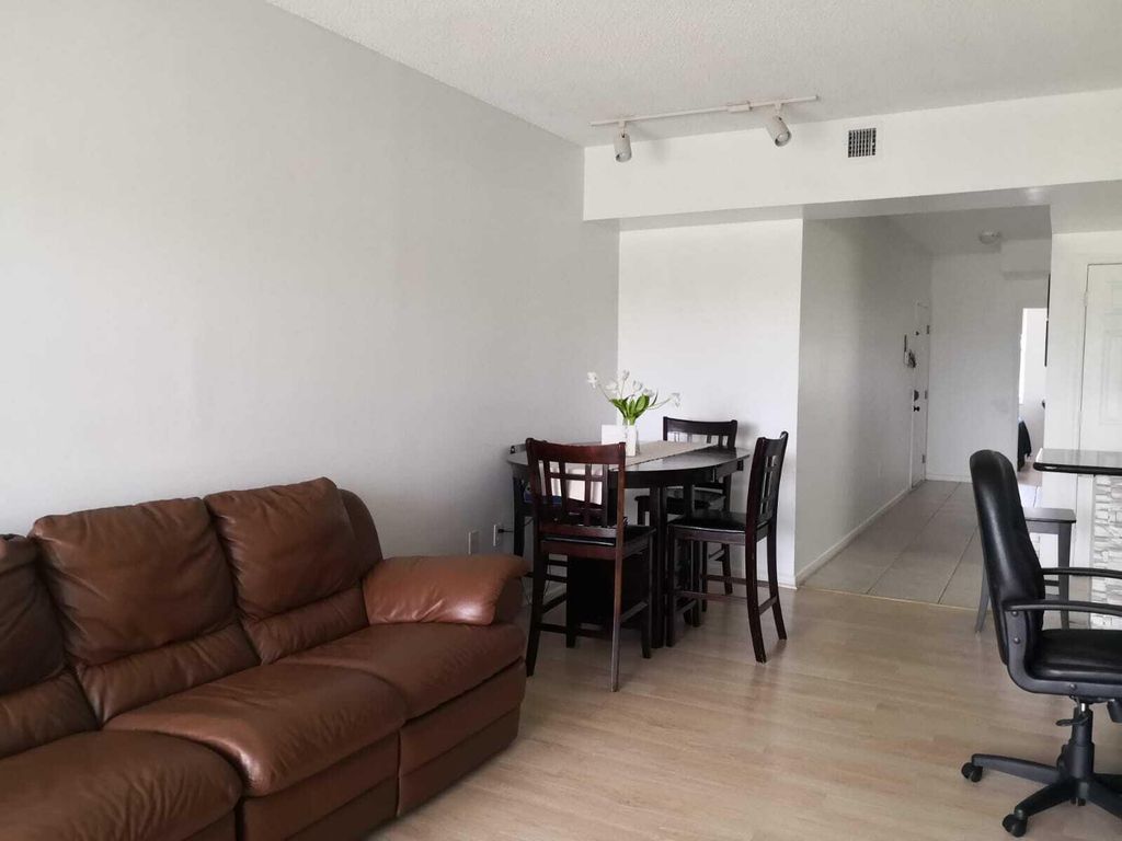 Image 11 of property listing at 2100 Greenview Shores Boulevard 523, Wellington, FL 33414