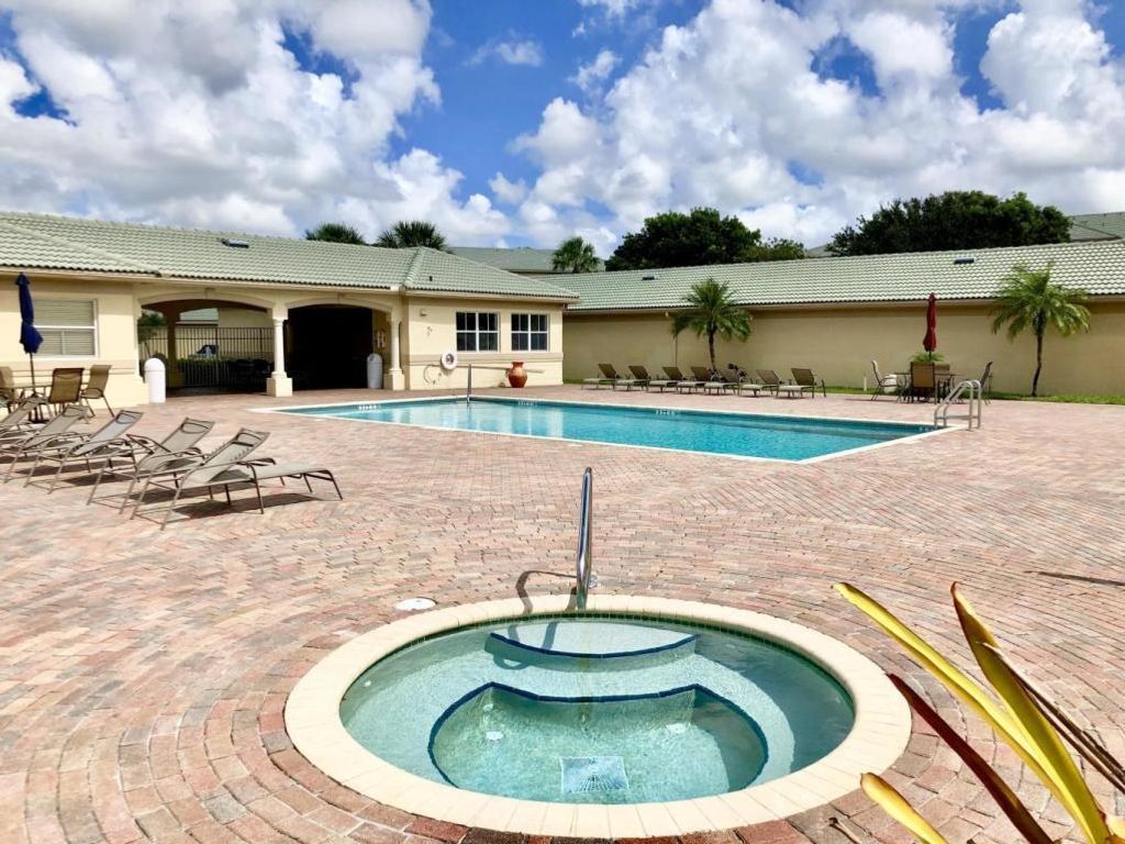 Image 16 of property listing at 2100 Greenview Shores Boulevard 523, Wellington, FL 33414